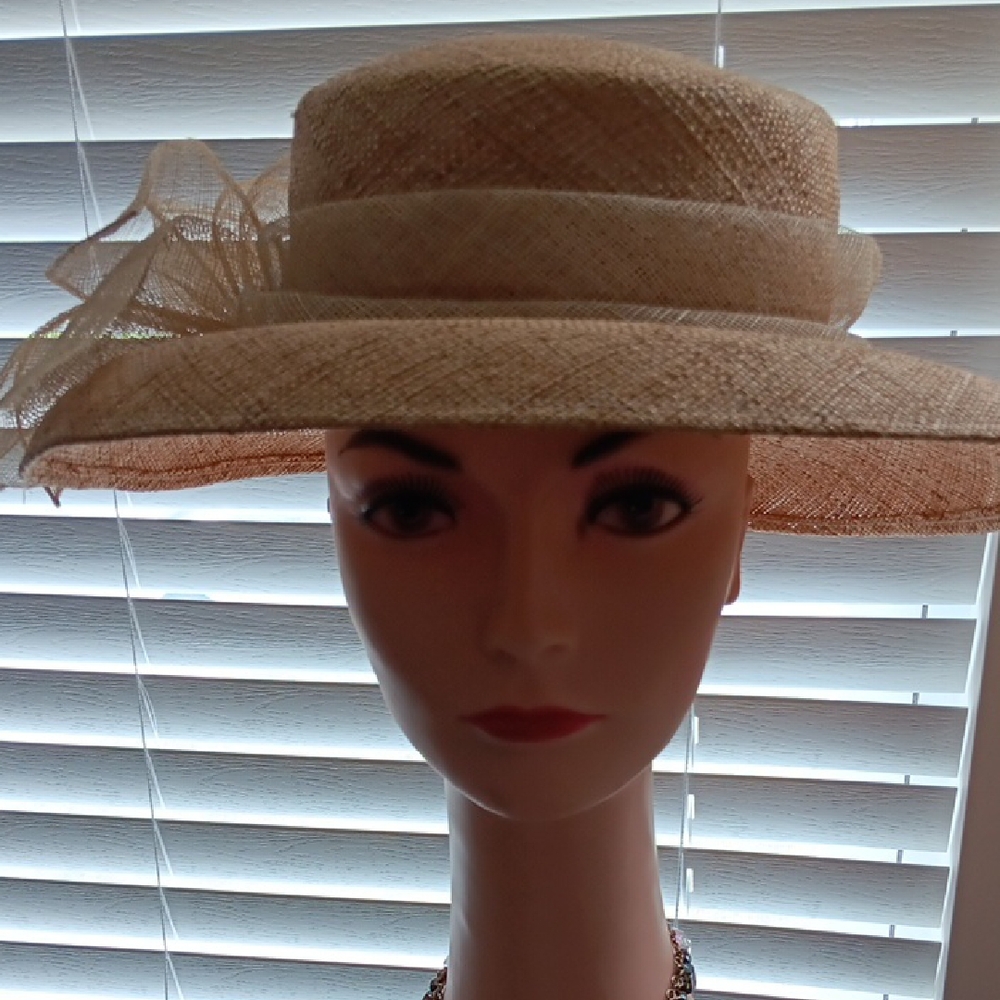 Elegant BETMAR NEW YORK Tan Straw Hat